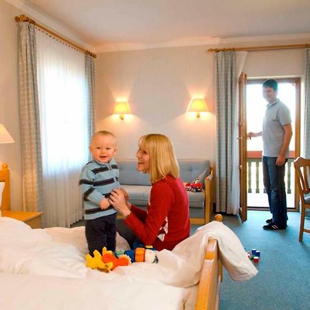 Hotel Goldener Hirsch à Burgthann Extérieur photo