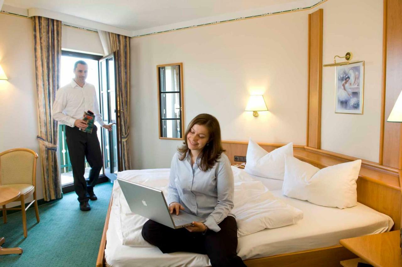 Hotel Goldener Hirsch à Burgthann Extérieur photo