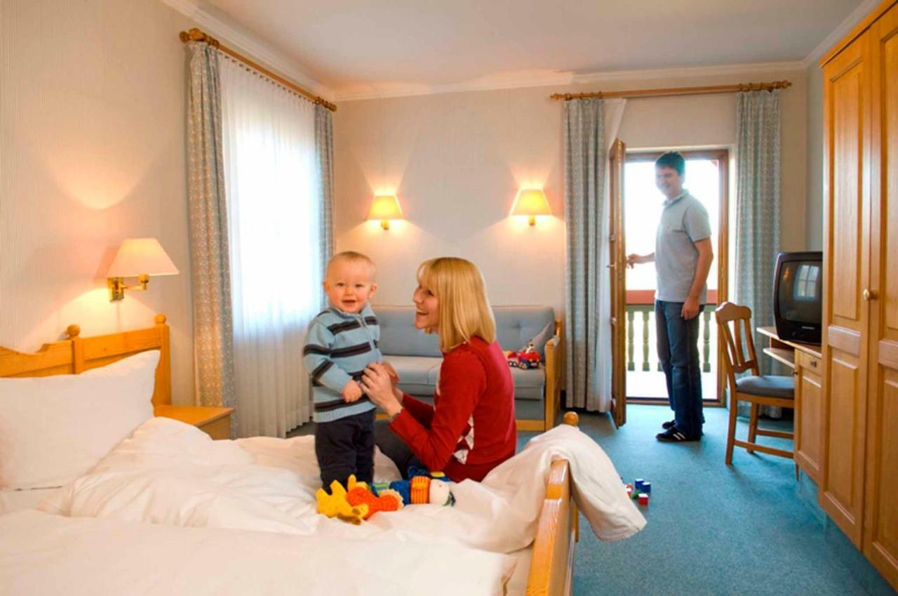 Hotel Goldener Hirsch à Burgthann Extérieur photo
